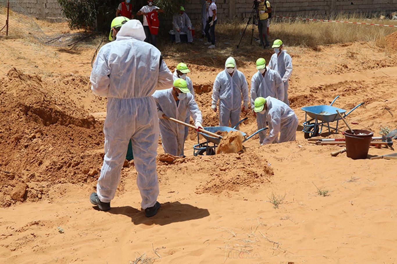 Libya'daki toplu mezarlardan cesetler çıkarılmaya devam ediyor